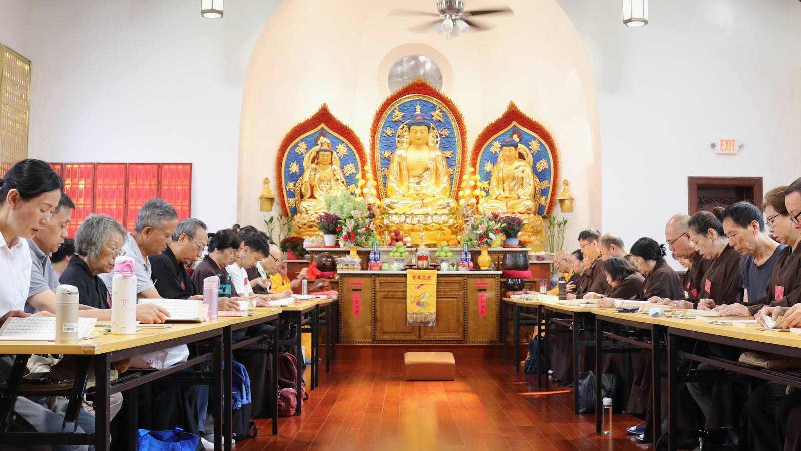 The assembly reciting sutras together before the three Buddhas