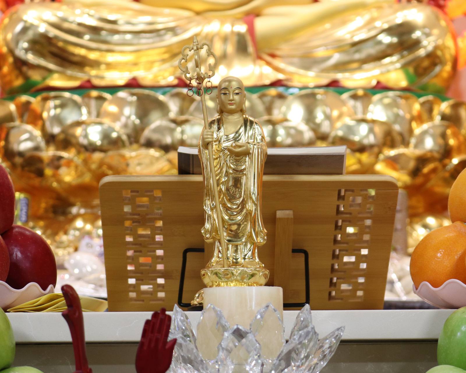 A standing statue of Ksitigarbha Bodhisattva on the altar